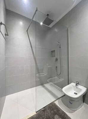 Shower - Sky Appartement sur la Corniche (Tanger)