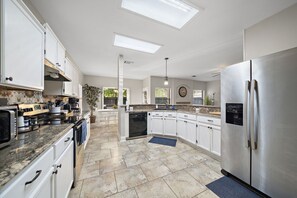 Kylskåp, mikrovågsugn, ugn och spishäll