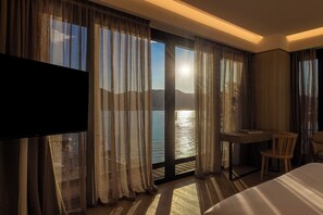 ห้องพาโนรามิกสวีท, วิวทะเล | 1 ห้องนอน, เครื่องนอนระดับพรีเมียม, ผ้านวมขนเป็ด