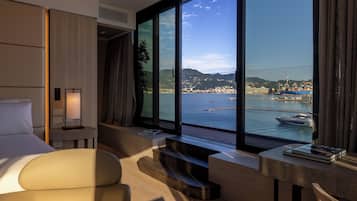 Suite junior, vista parcial al mar | 1 habitación, ropa de cama de alta calidad y edredón