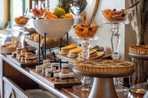 Free daily continental breakfast  - Porto Lotti Suite Hotel (La Spezia)