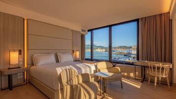 Junior suite, gedeeltelijk uitzicht op zee | Luxe beddengoed, donsdekens, pillowtop-bedden, een gratis minibar