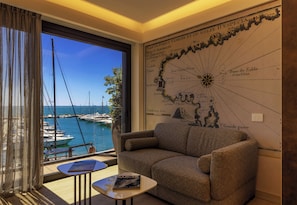 Suite, vue mer | Coin séjour | TV connectée, Netflix, chauffage par le sol, services de streaming