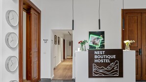 Reception - Nest Boutique Hostel (Bucharest)