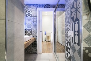 Shower, hair dryer, bidet, towels - Easylife - Modern and chic with atmospheric LED (Milano)