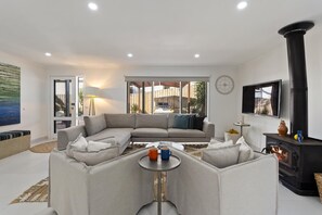 TV, fireplace - Moonah Shades Rye - renovated, lovely alfresco area - Coastal haven, close to everything! (Rye)