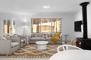 TV, fireplace - Moonah Shades Rye - Coastal haven, close to everything! (Rye)