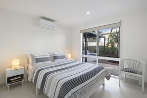 4 bedrooms, iron/ironing board, WiFi, bed sheets