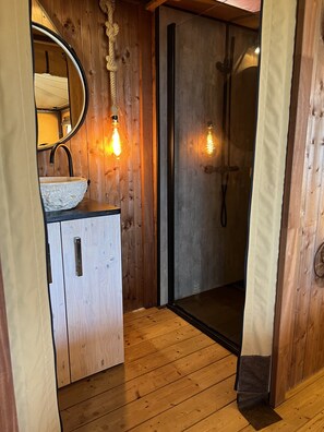 Dusche, Haartrockner, Handtücher, Seife