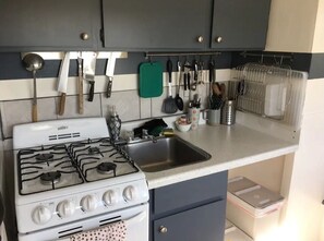 Private kitchen - Cozy One Bedroom (Barrie)