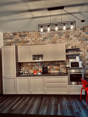 Fridge, microwave, oven, stovetop - Appartamento per 2 in Centro, a due Passi dal Mare (San Pietro In Bevagna)