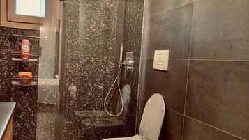 Dusche, Haartrockner, Bidet, HandtĂŒcher