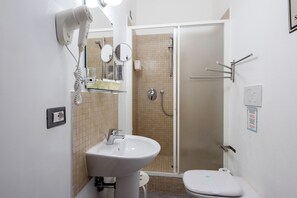 Classic Suite | Bathroom | Shower, rainfall showerhead, designer toiletries, hair dryer - Porta Marina  (La Spezia)