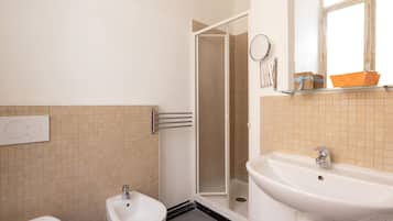 Suite básica | Baño | Regadera, regadera tipo lluvia, amenidades de baño de diseñador