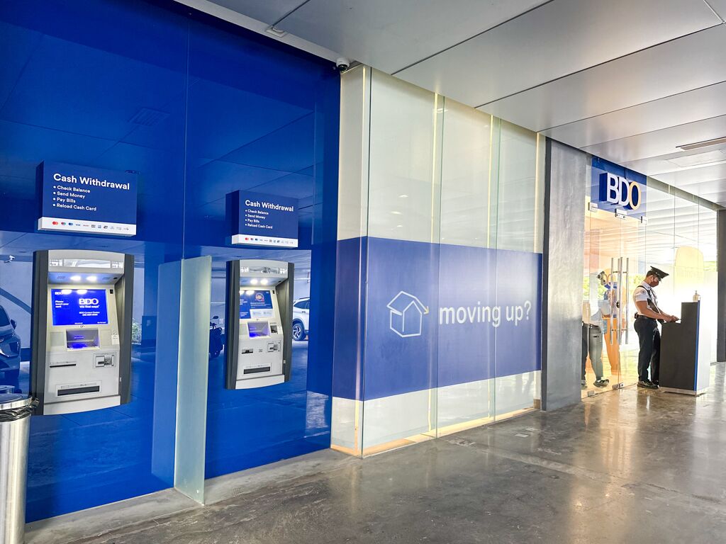 Eine BDO Bankfiliale mit Geldautomaten und einem Schild mit der Aufschrift 'aufstrebend'.