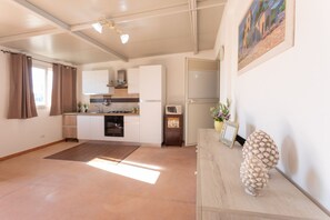 Réfrigérateur, four, plaque de cuisson, cafetière/bouilloire