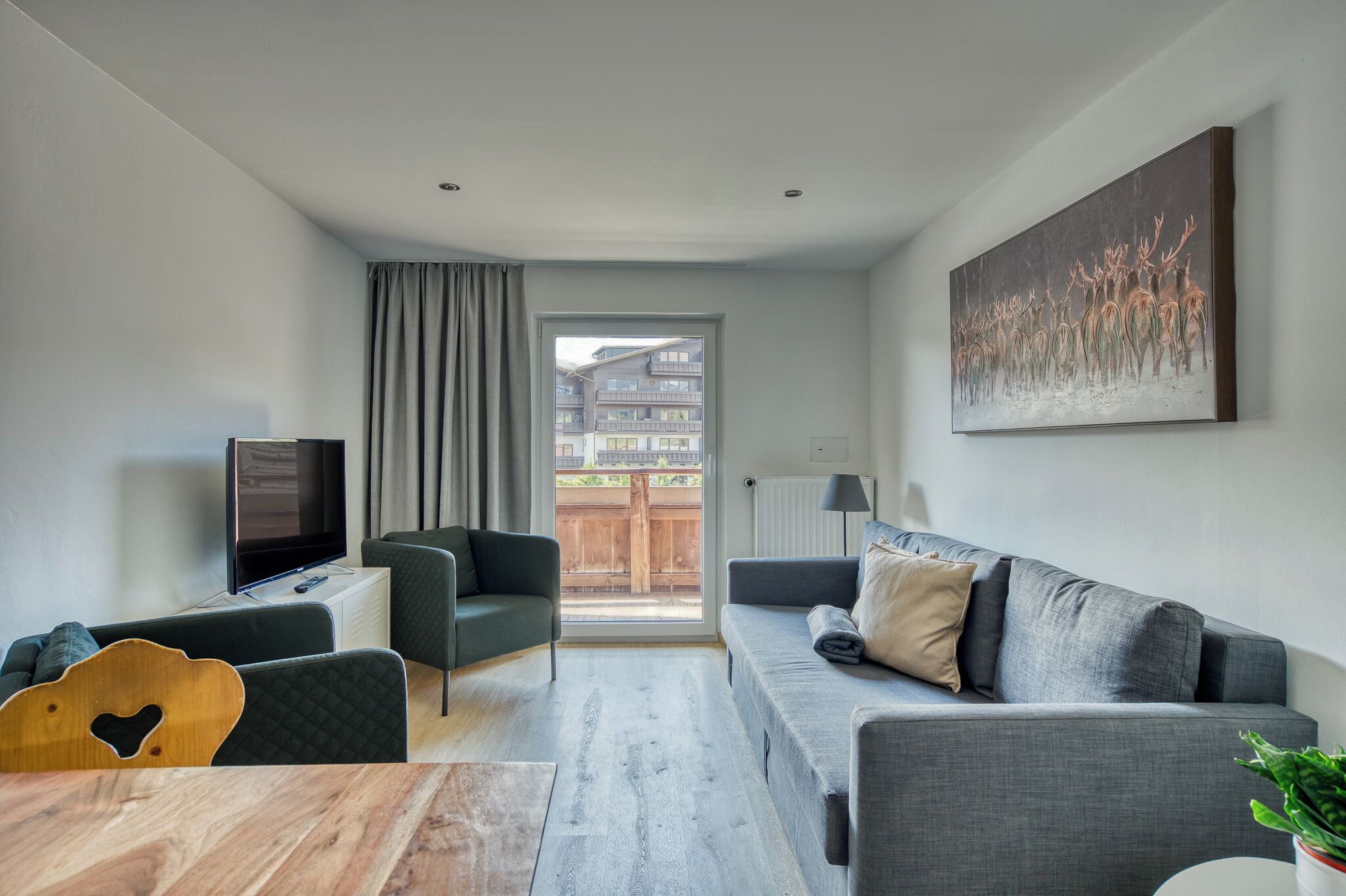 Deluxe appartement, 2 slaapkamers, balkon | Woonruimte | Een 45-inch flatscreentelevisie met kabelzenders