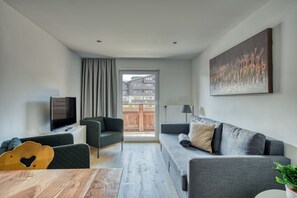 Apartament Deluxe, 2 dormitoris, balcó | Sala d'estar | Televisor de pantalla plana de 45 polzades amb canals per cable 