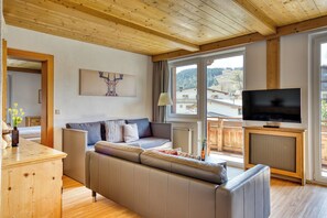 Appartement Familial, 1 chambre, balcon | Coin séjour