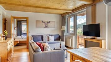 Familie appartement, 1 slaapkamer, balkon | Woonruimte | Een 45-inch flatscreentelevisie met kabelzenders