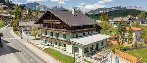 Fachada de la propiedad