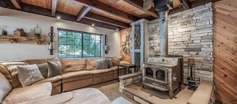 Ridgeview Retreat ~ Where Location Meets Comfort (AC!)