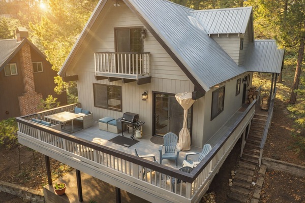 Welcome to Ridgeview Retreat! We believe in unbeatable amenities and service. We believe in unbeatable service, communication, and amenities! Stay with us! @thecabinhost