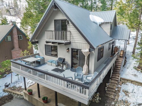 Ridgeview Retreat ~ Where Location Meets Comfort (AC!)