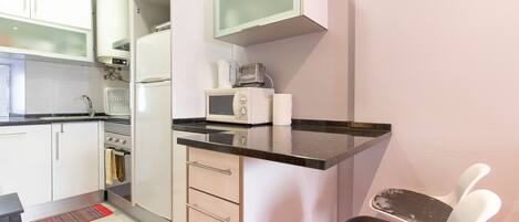 Jääkaappi, mikroaaltouuni, uuni, liesi