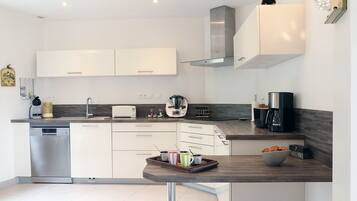 Réfrigérateur, micro-ondes, four, cafetiÚre/bouilloire