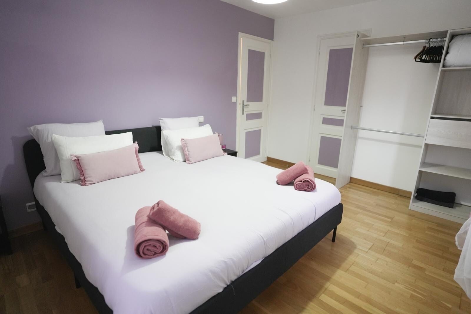 5 bedrooms, in-room safe, desk, iron/ironing board