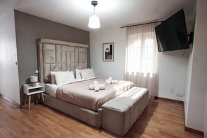 5 bedrooms, in-room safe, desk, iron/ironing board