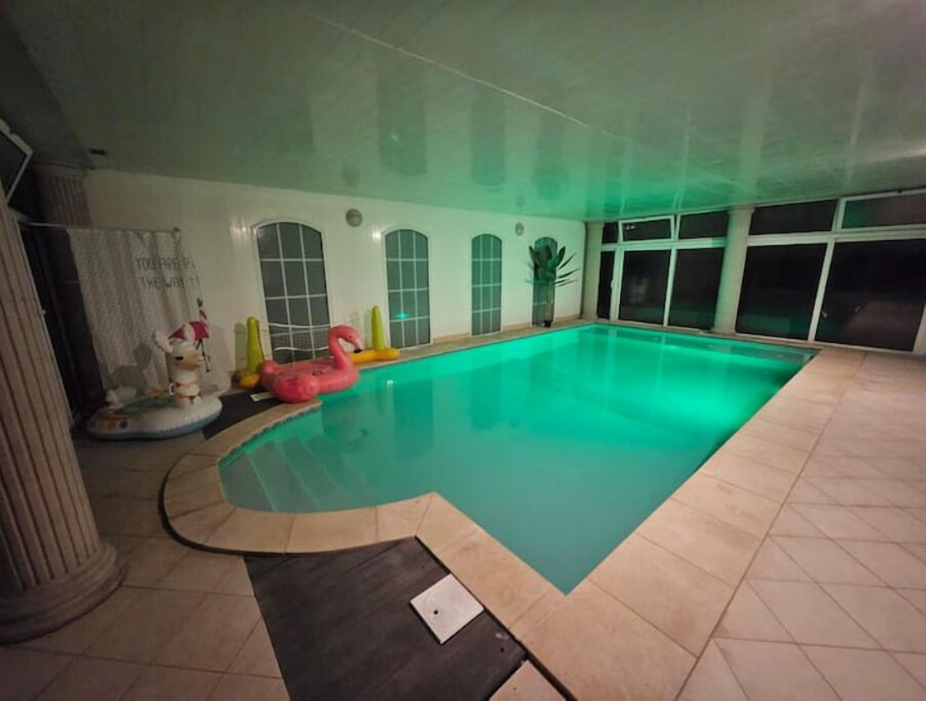 Alberca techada y alberca climatizada