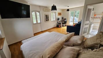 5 bedrooms, in-room safe, desk, iron/ironing board