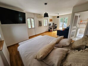 5 bedrooms, in-room safe, desk, iron/ironing board