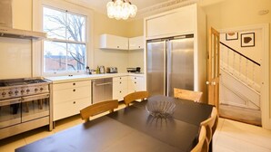 Apartment (3 Bedrooms) | Exterior - The Peckham Hideaway - Bright 3bdr Flat (London)