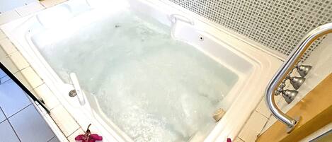 Room, Garden View | Bathroom | Combined shower/tub, jetted tub, hair dryer, towels