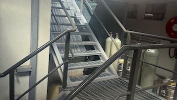 Una escalera metálica con barandillas que lleva a la entrada de un edificio.