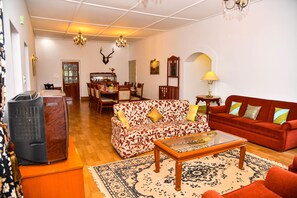 32-inch flat-screen TV with cable channels - Niraamaya Private Home Stay Chikmagalur (Tarikere)