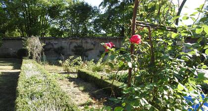 Charming 10-Person Cottage with Private Park and BBQ Area Near Joinville