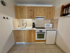 Fridge, microwave, oven, coffee/tea maker - 2-room Apartment Near the Sea - St Georges d'Oléron (Saint-Georges-d'Oléron-Boyardville)