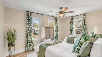 3 slaapkamers, een strijkplank/strijkijzer, reisbedje, wifi