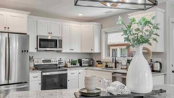 Een koelkast, een microgolfoven, een oven, een kookplaat