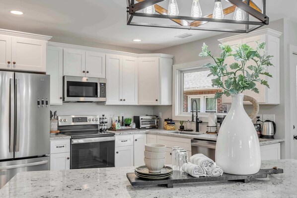 Køleskab, mikrobølgeovn, ovn, kogeplade