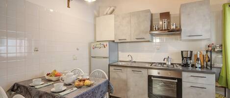 Departamento familiar, varias habitaciones (Casa Arx) | Cocina privada | Refrigerador, horno, parrilla de estufa y cafetera y tetera