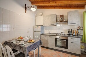 Family Apartment, Multiple Bedrooms (Casa Arx) | Private kitchen | Fridge, oven, stovetop, coffee/tea maker - Casa Arx (Arco)
