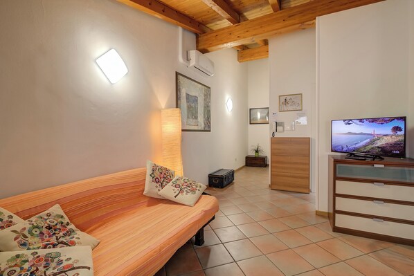 21-inch Smart TV with cable channels - Casa Arx (Arco)