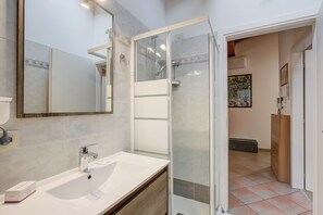 Departamento familiar, varias habitaciones (Casa Arx) | Baño | Regadera, secadora de cabello, bidet, toallas 