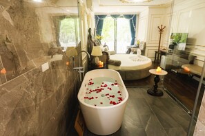 Luxury Suite | Bathroom | Rainfall showerhead, hair dryer, bathrobes, slippers - Hoang Gia Xa La Boutique Hotel (Hanoi)