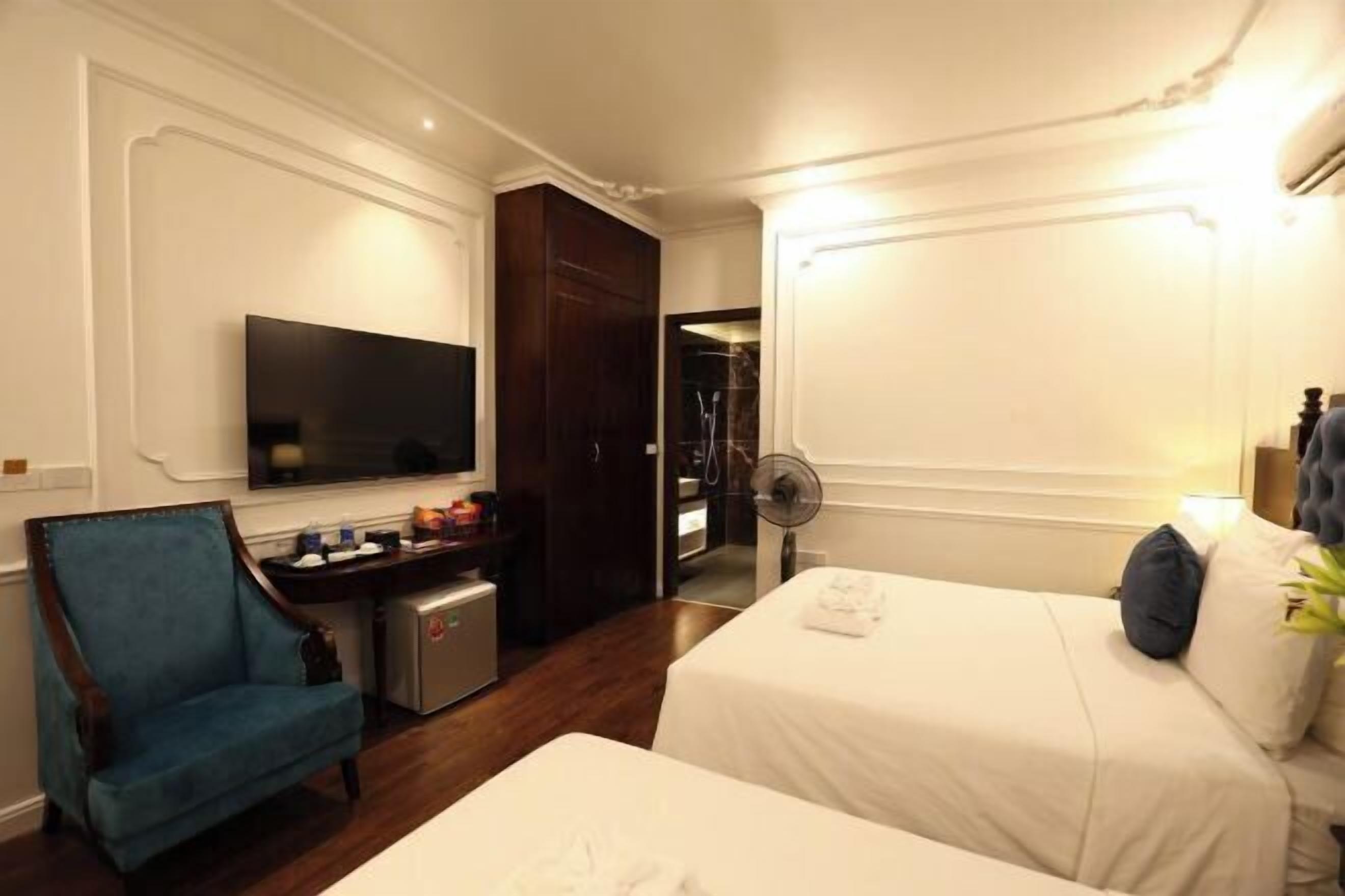 Safe på rommet, skrivebord og skrivebord for bærbar PC